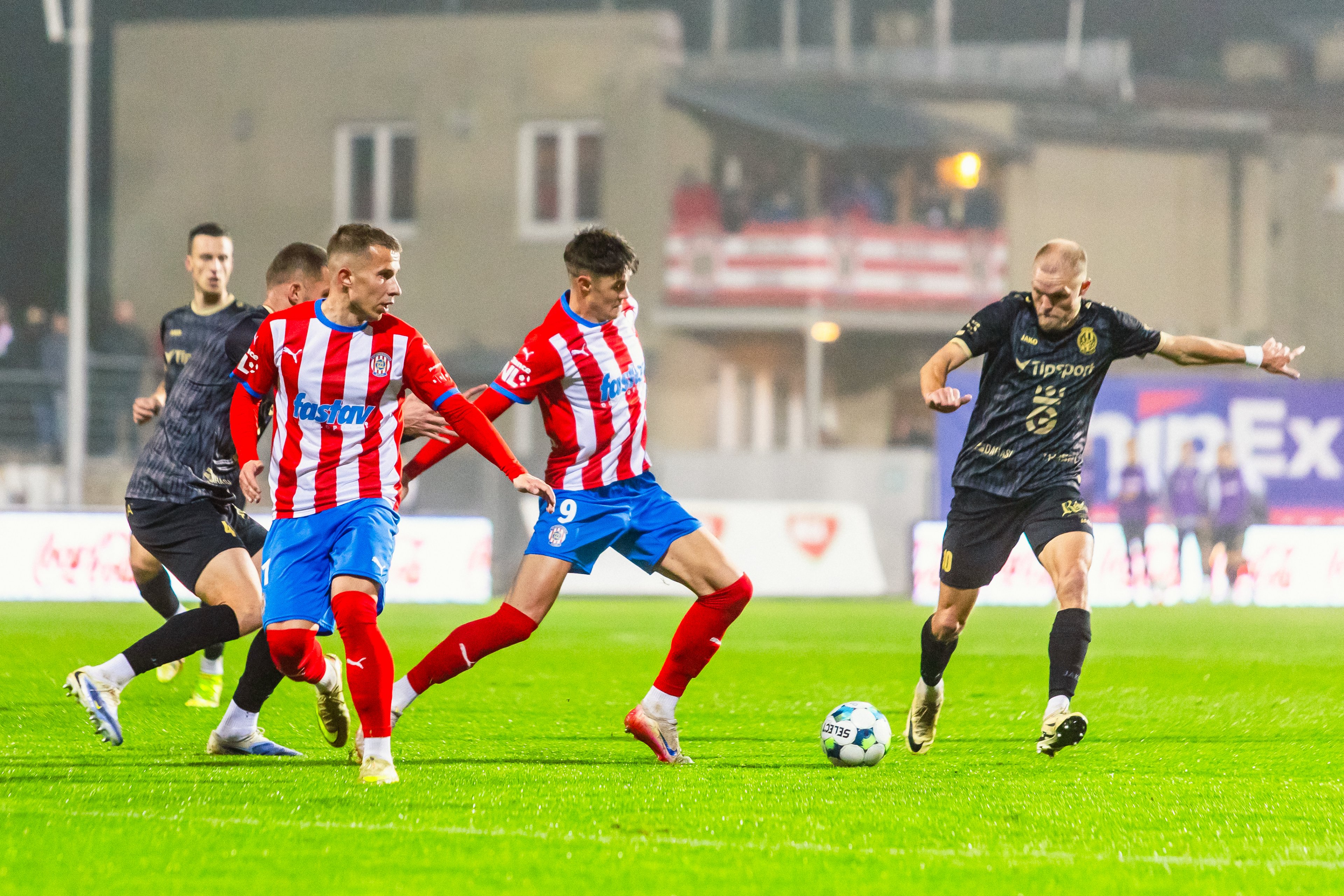 Zbrojovka po dom�c� por�ce s Hradcem kon�� v MOL Cupu