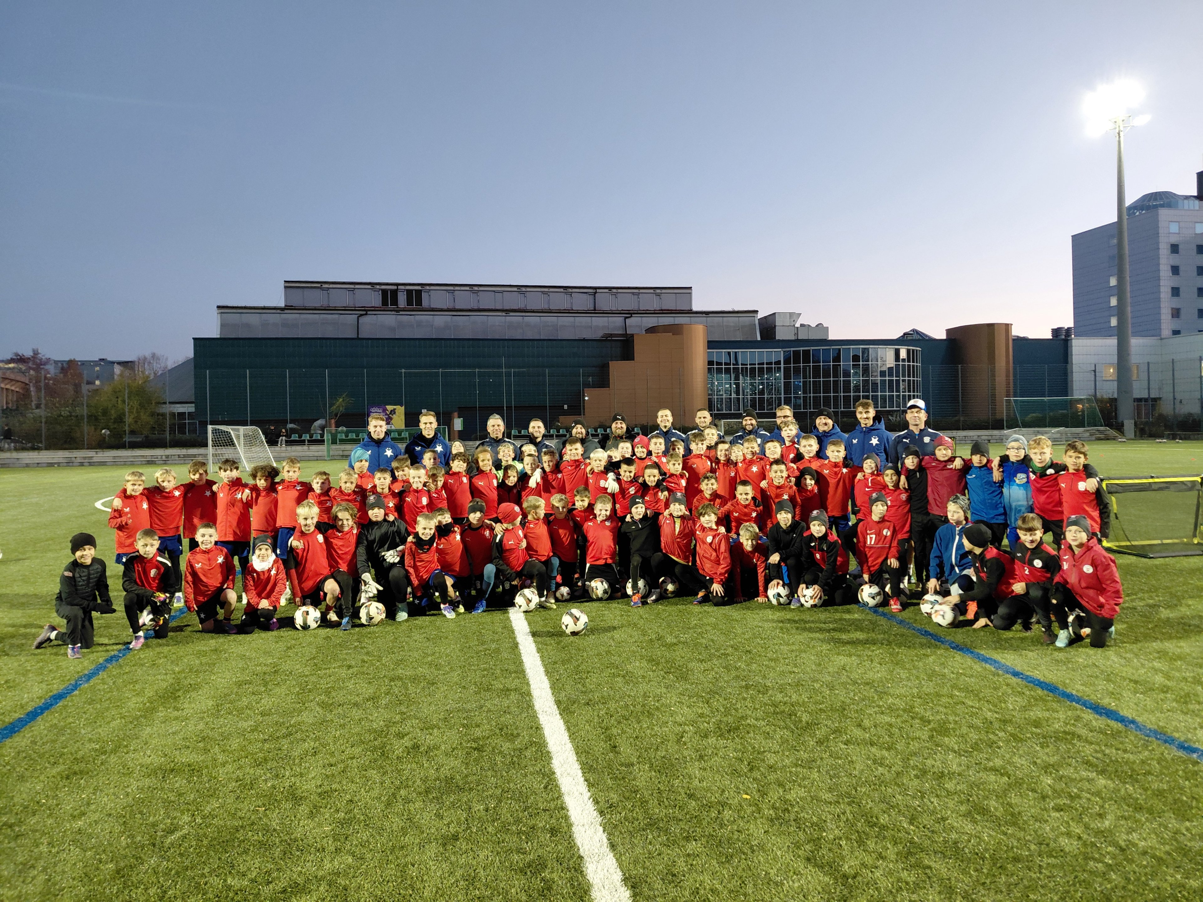 Ml�de� Zbrojovky hostila Slavii, fotbal spojil d�ti i nov� p��telstv�