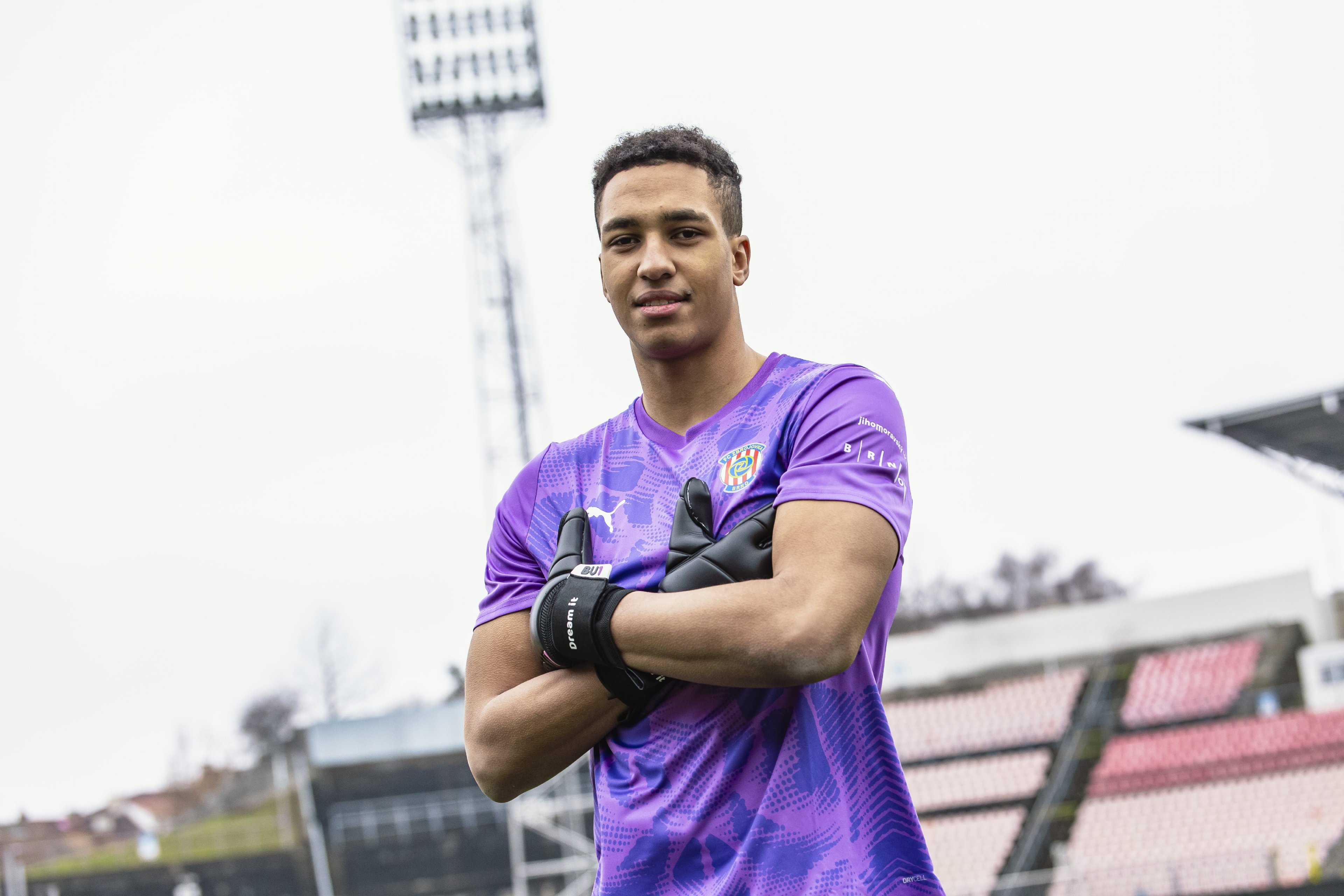 Zbrojovka posiluje na postu brank��e, do Brna p�estoupil Colin Andrew