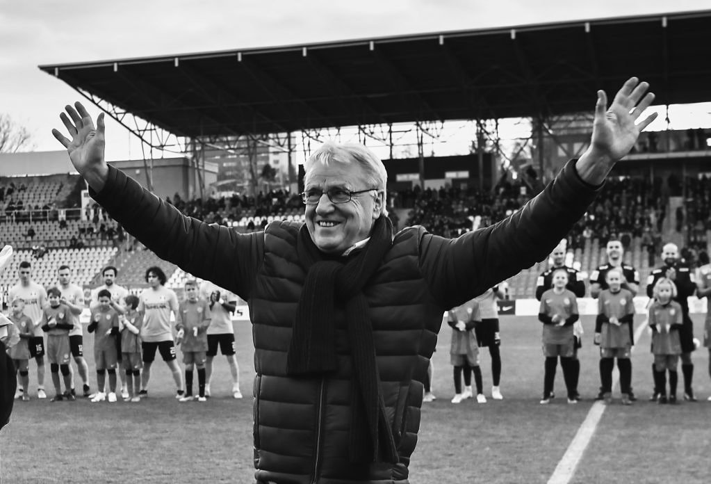 Smutn� zpr�va pro �esk� fotbal. Zem�el legend�rn� tren�r Petr Uli�n�