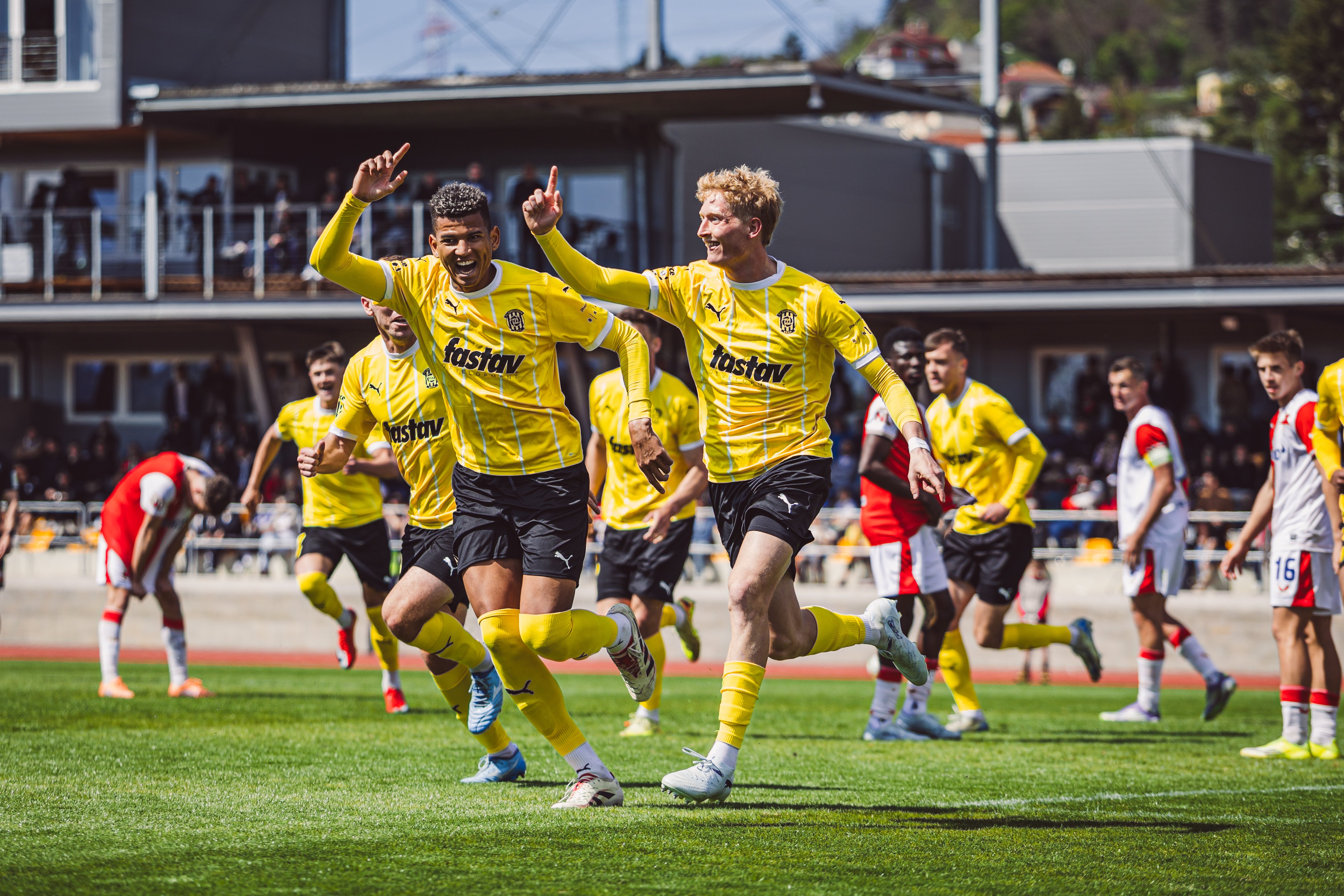 Zbrojovka mistrovsk� oslavy odstartovala v�t�zn�. V Radot�n� si poradila s b��kem Slavie