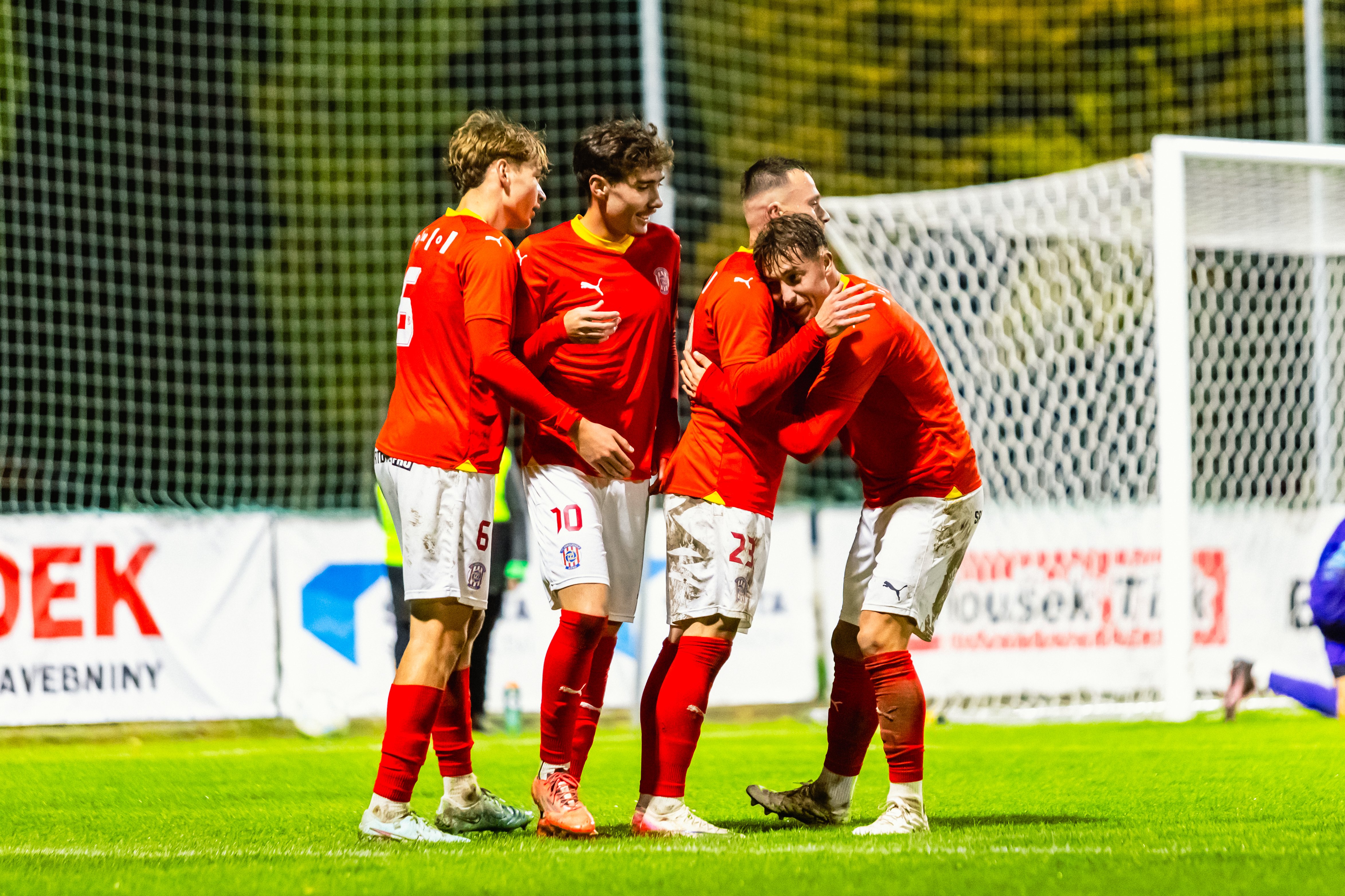 B��ko nas�zelo v Hlu��n� �ty�i branky a dom� veze jasnou v�hru