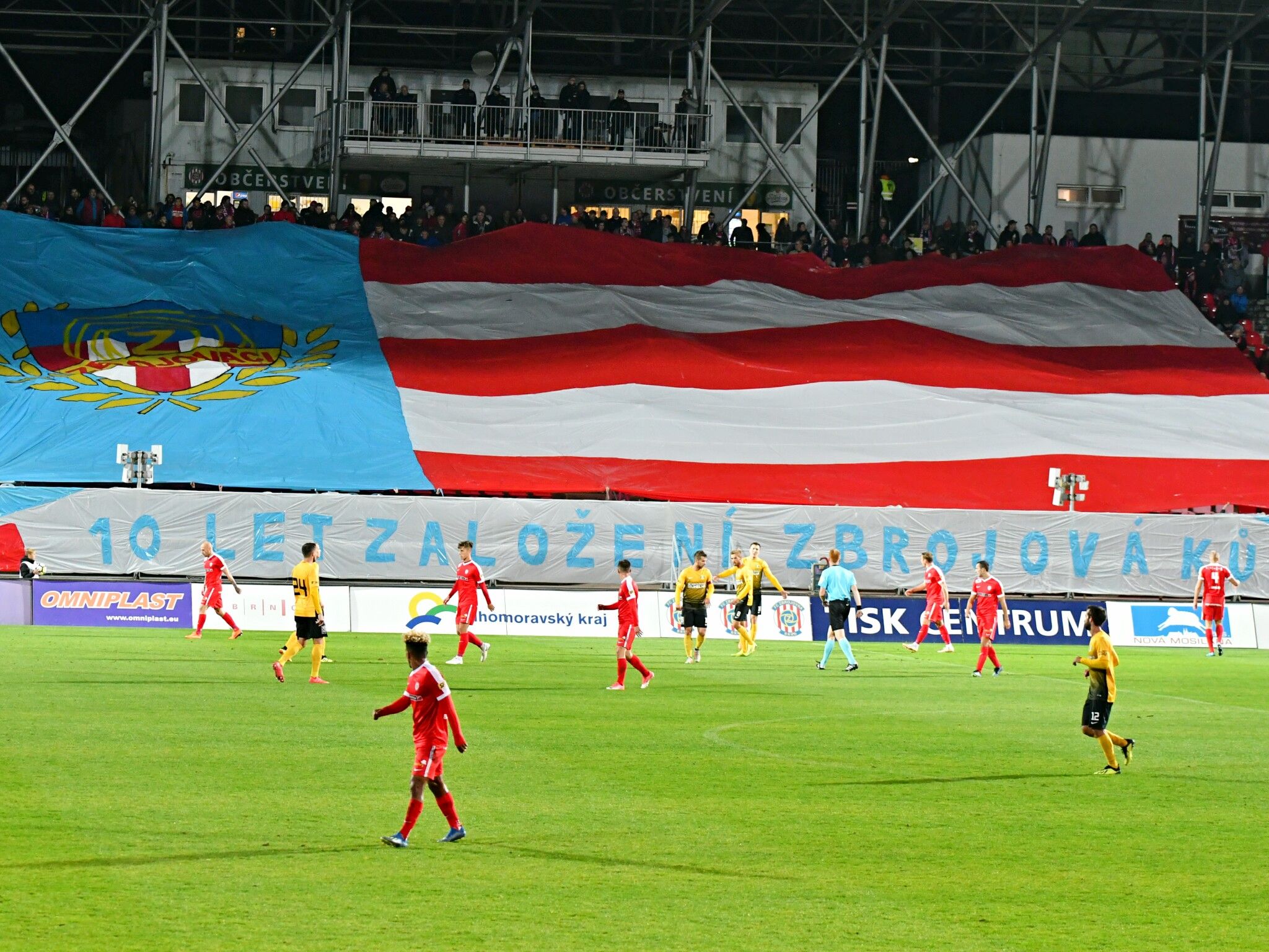 Podepsan� kapit�nsk� p�sky z v�ro�n�ch z�pas� putuj� do dra�by