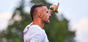 Tren�r �ustr na startu p��pravy