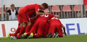 Zbrojovka na �vod slav� zaslou�enou v�hru. Rozhodla prom�n�n� penalta v z�v�ru