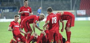 Zbrojovka d�l stoup� tabulkou. T�i g�ly ve druh� p�li zni�ily Liberec