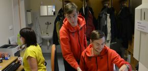 VIDEO: Zbrojov�ci op�t pom�hali darovat krev