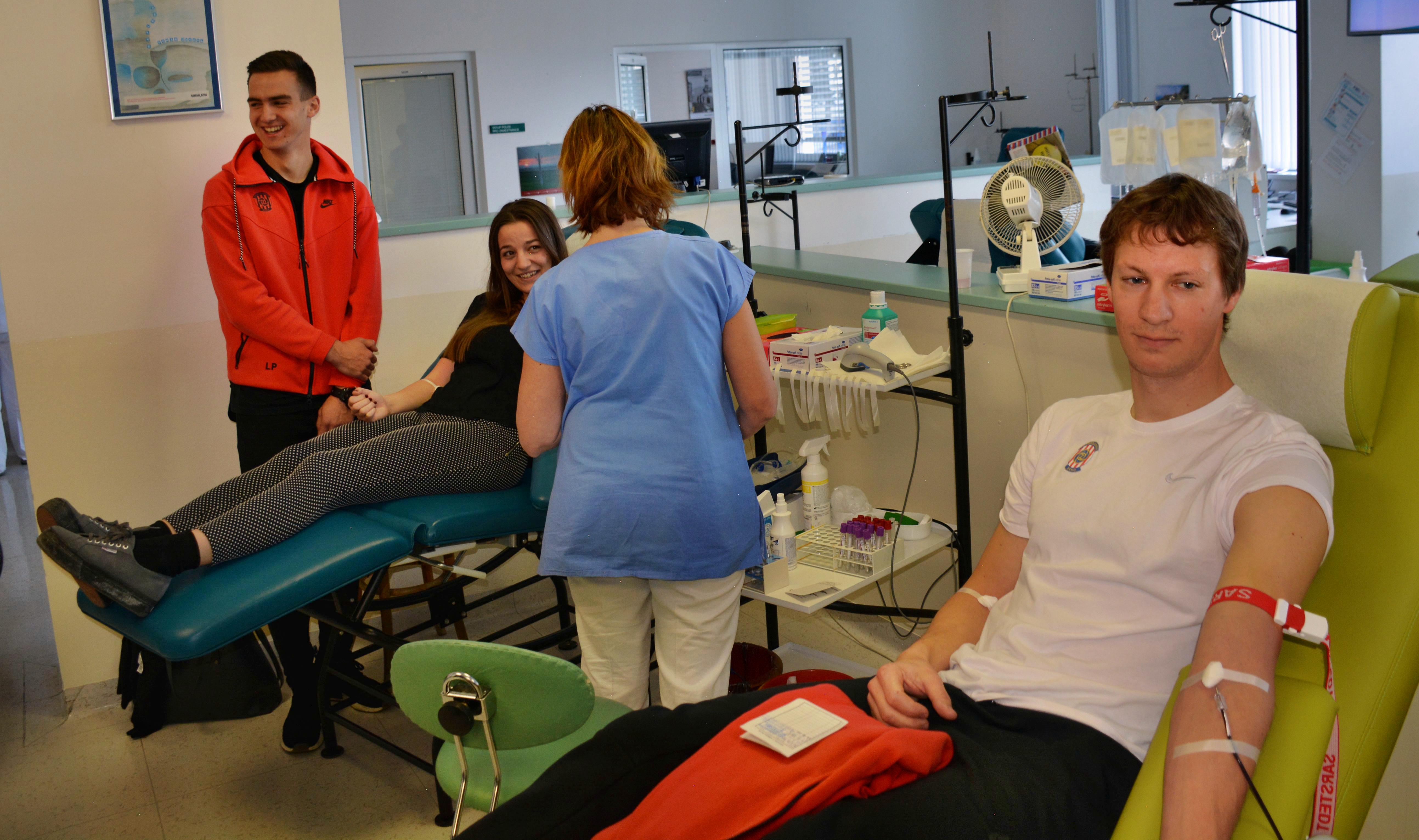 VIDEO: Poj�te s n�mi darovat krev!