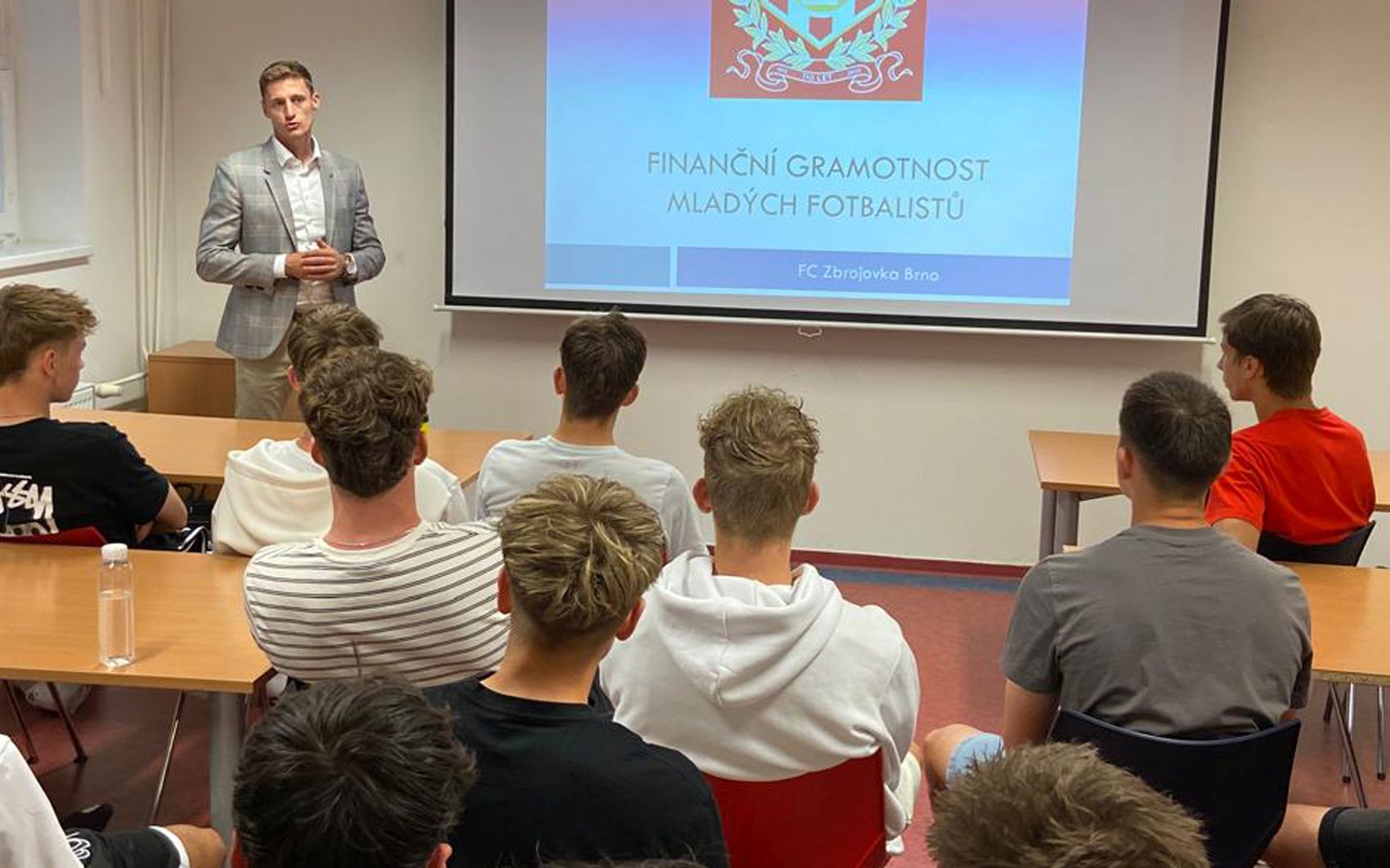 Aktuality k projektu rozvoje ml�de�e - p�edn�ka o finan�n� gramotnosti