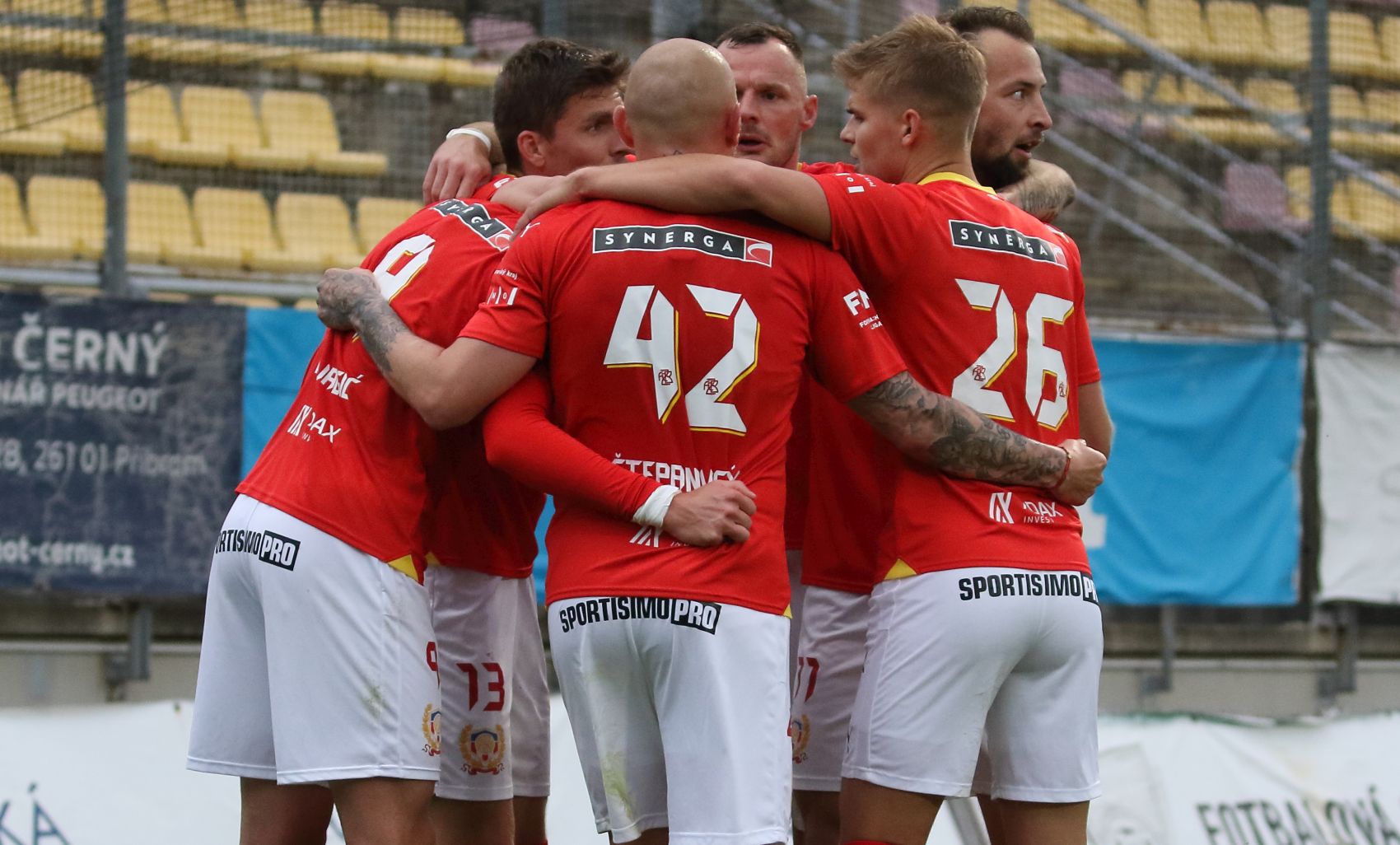 V P��brami za t�i body! 