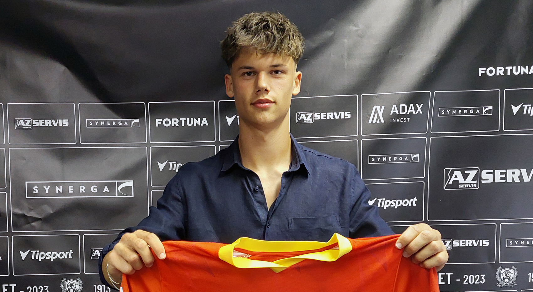 Jan K�iv�nek a Albert Mezn�k podepsali prvn� smlouvy