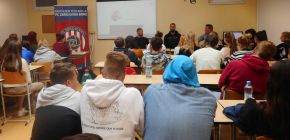 Zbrojov�ci besedovali se studenty Moravsk�ho gymn�zia