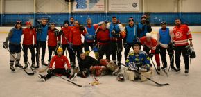 VIDEO: Zbrojov�ci nazuli brusle a otestovali svoje hokejov� dovednosti