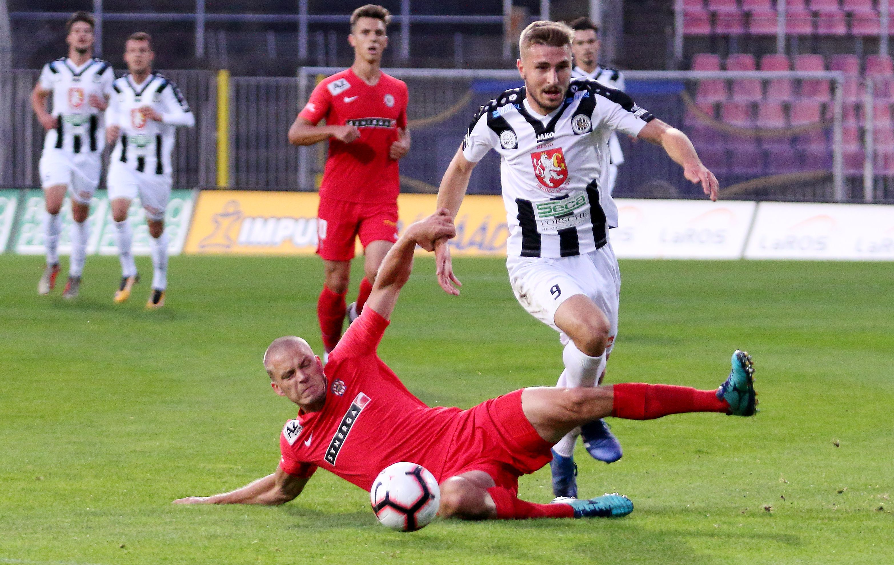 SOUHRN: Zbrojov�ci na hostov�n�