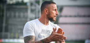 Tren�r �ustr p�ed utk�n�m s Hradcem