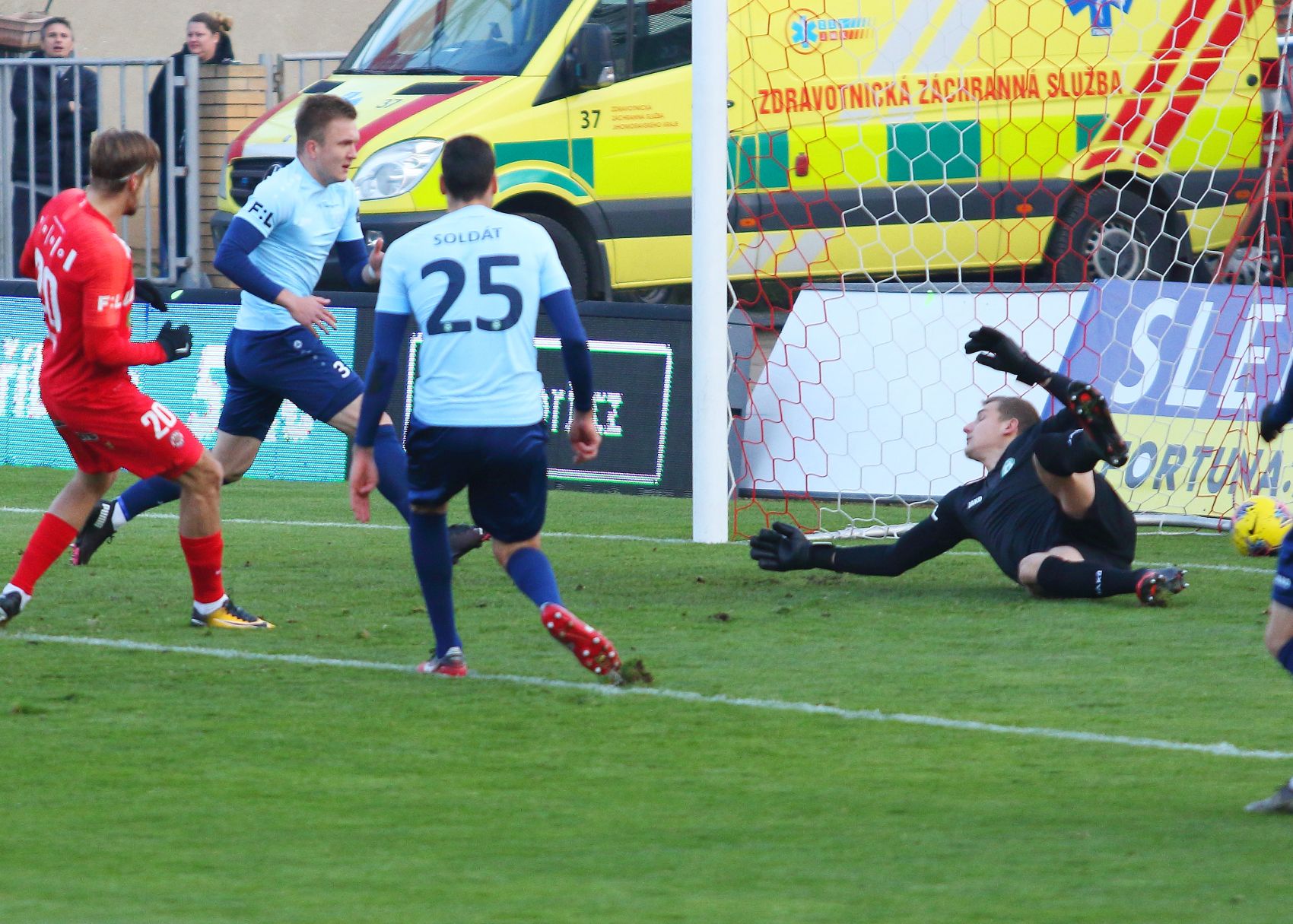 VIDEO: Bod je pro n�s m�lo, mrz� st�elce Hlad�ka