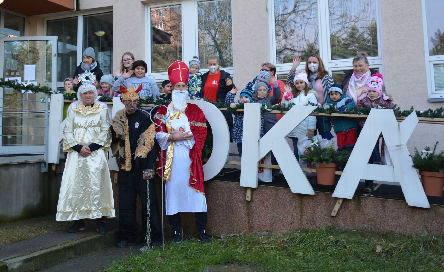 VIDEO: Zbrojov�ck� Mikul� nav�t�vil d�tsk� domovy!