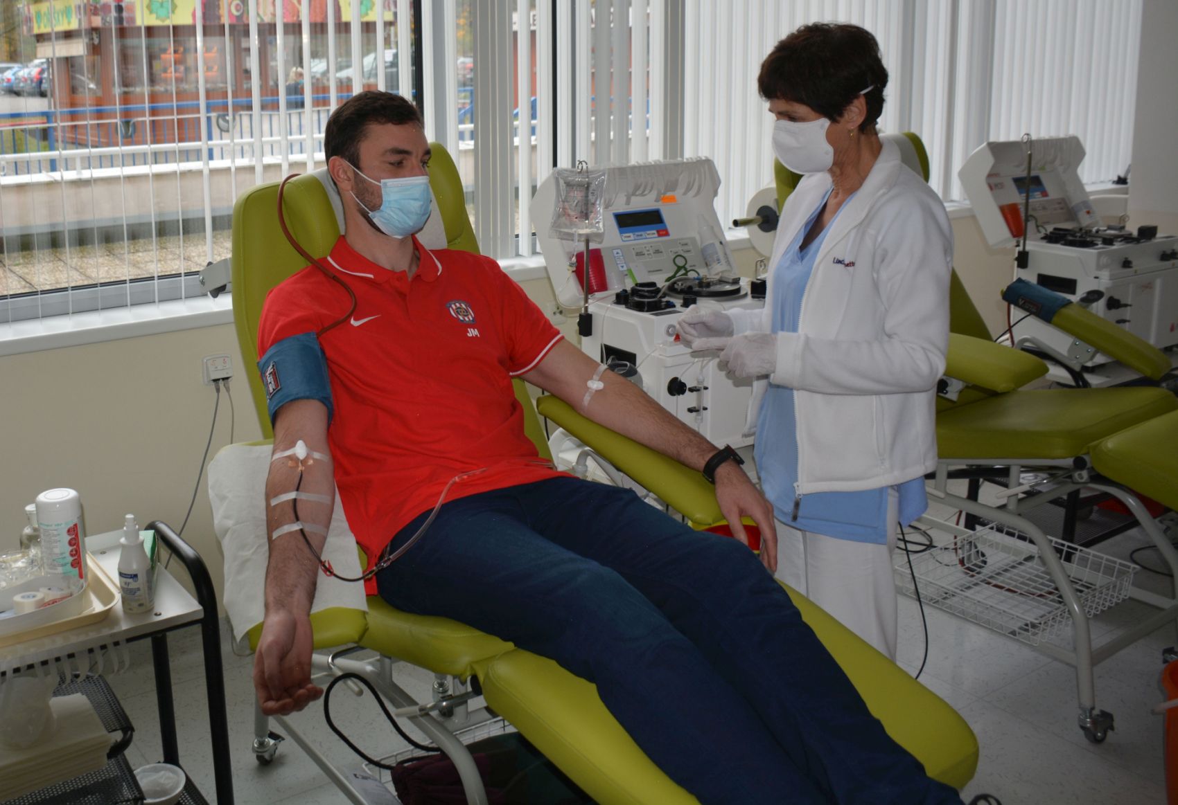 Zbrojov�ci, kte�� prod�lali koronavirus, daruj� krevn� plazmu