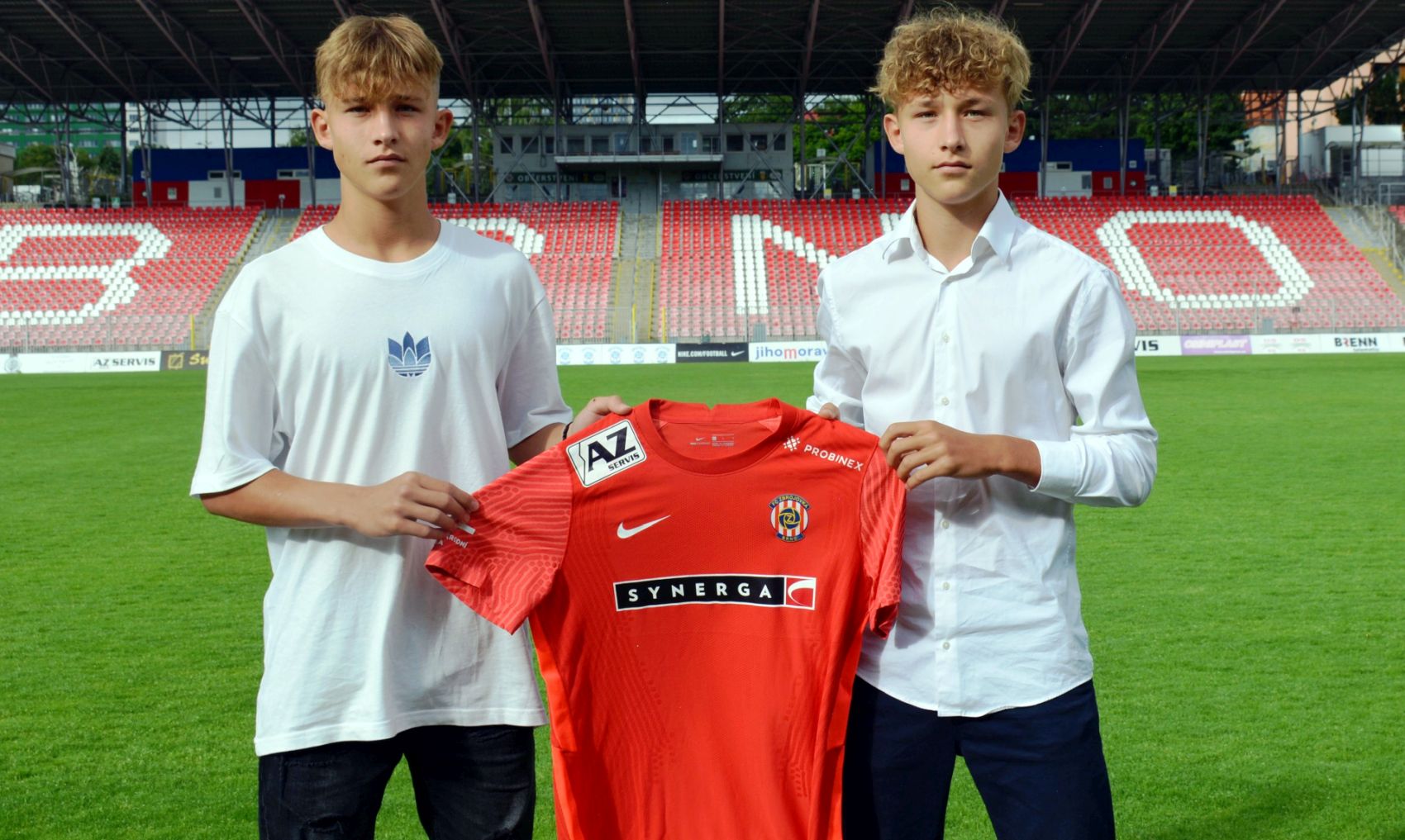 Brat�i Hlo��nkov� podepsali ve Zbrojovce prvn� profesion�ln� smlouvy