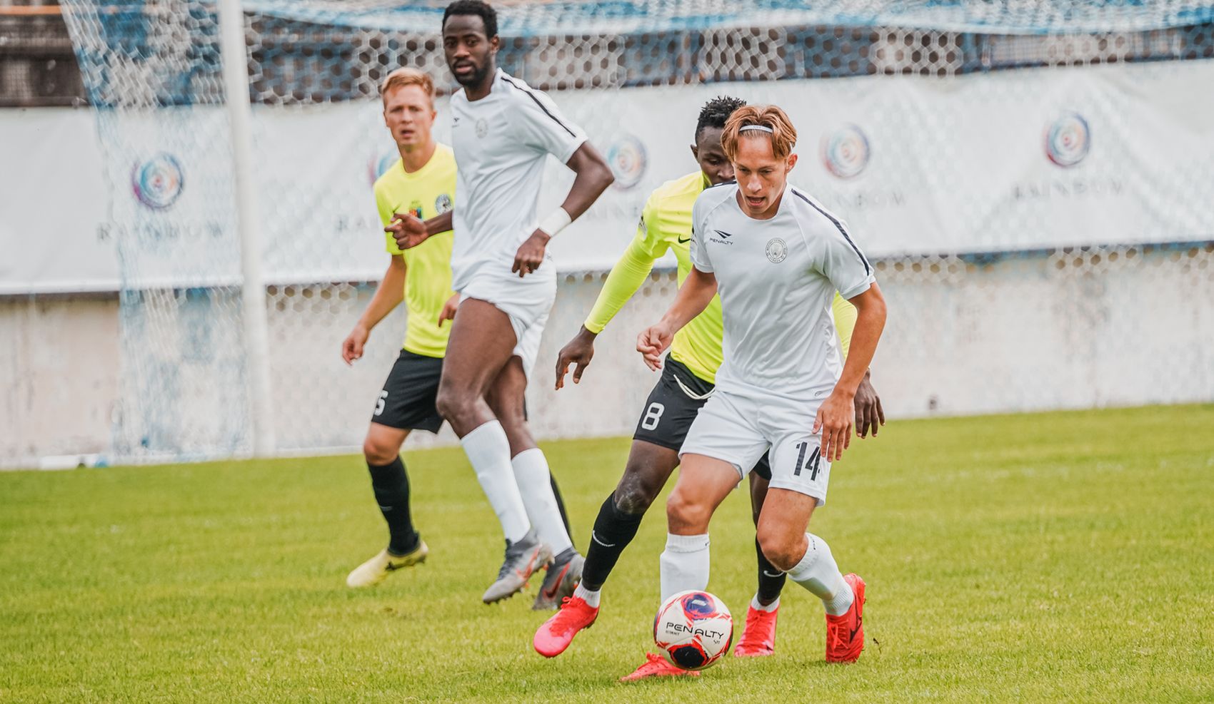 SOUHRN: Zbrojov�ci na hostov�n�