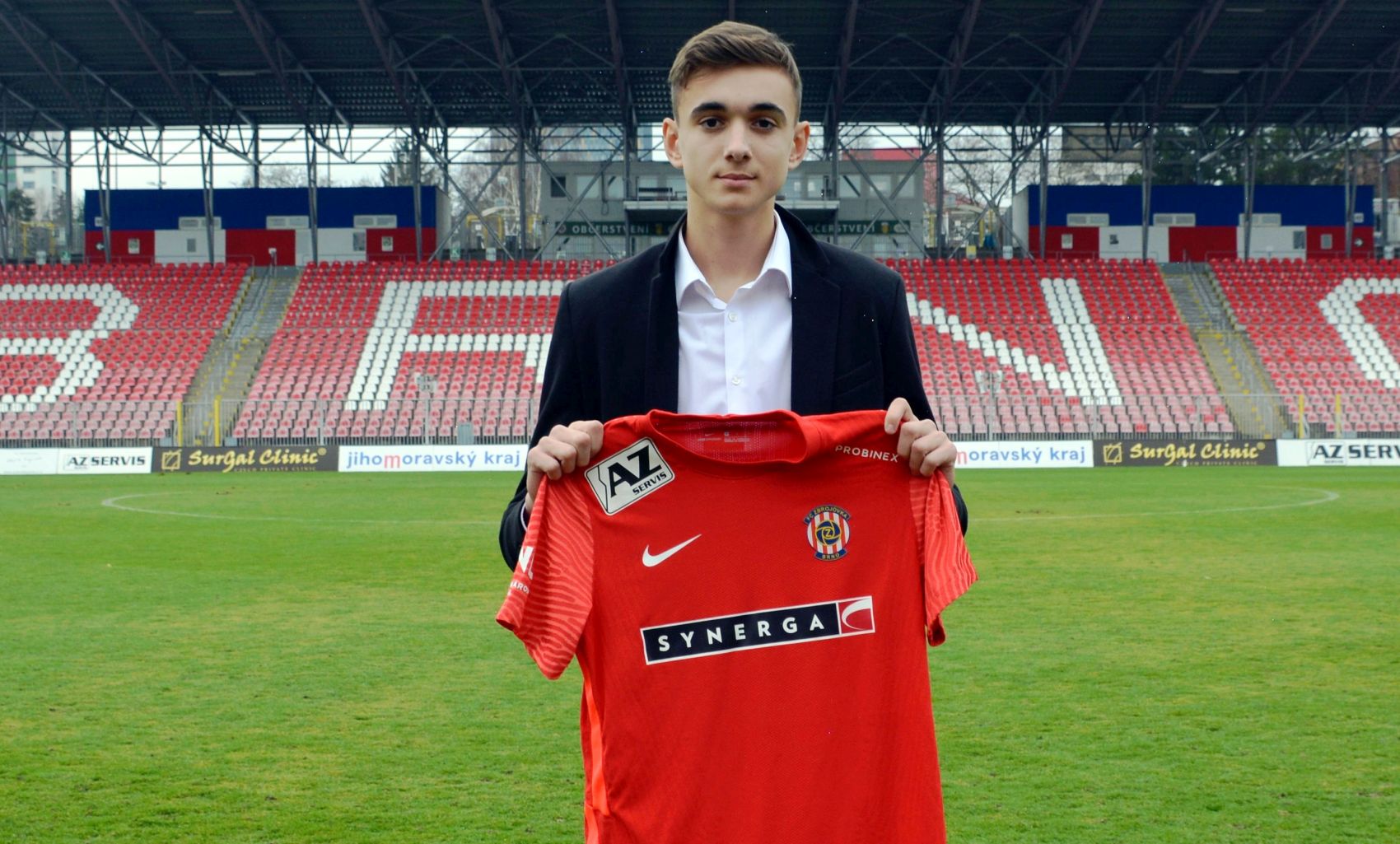 Sv�j prvn� kontrakt podepsal tak� Filip Ve�e�a