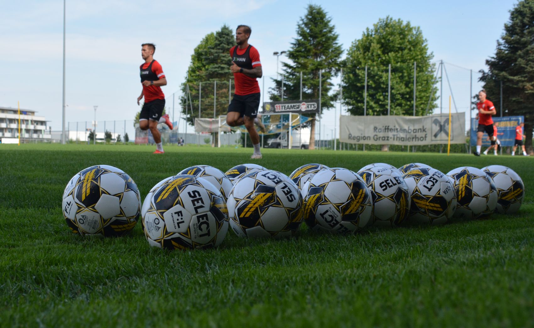 VIDEO: Prvn� den na soust�ed�n� v Rakousku