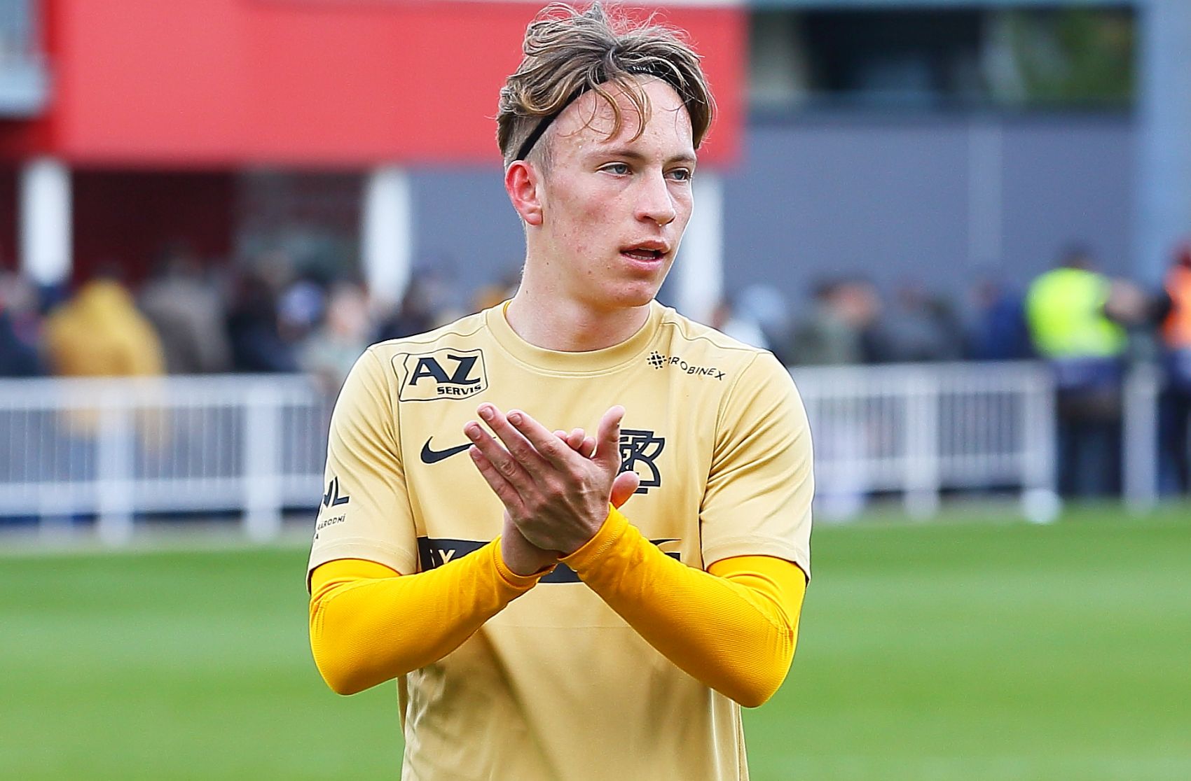 SOUHRN: Zbrojov�ci na hostov�n�