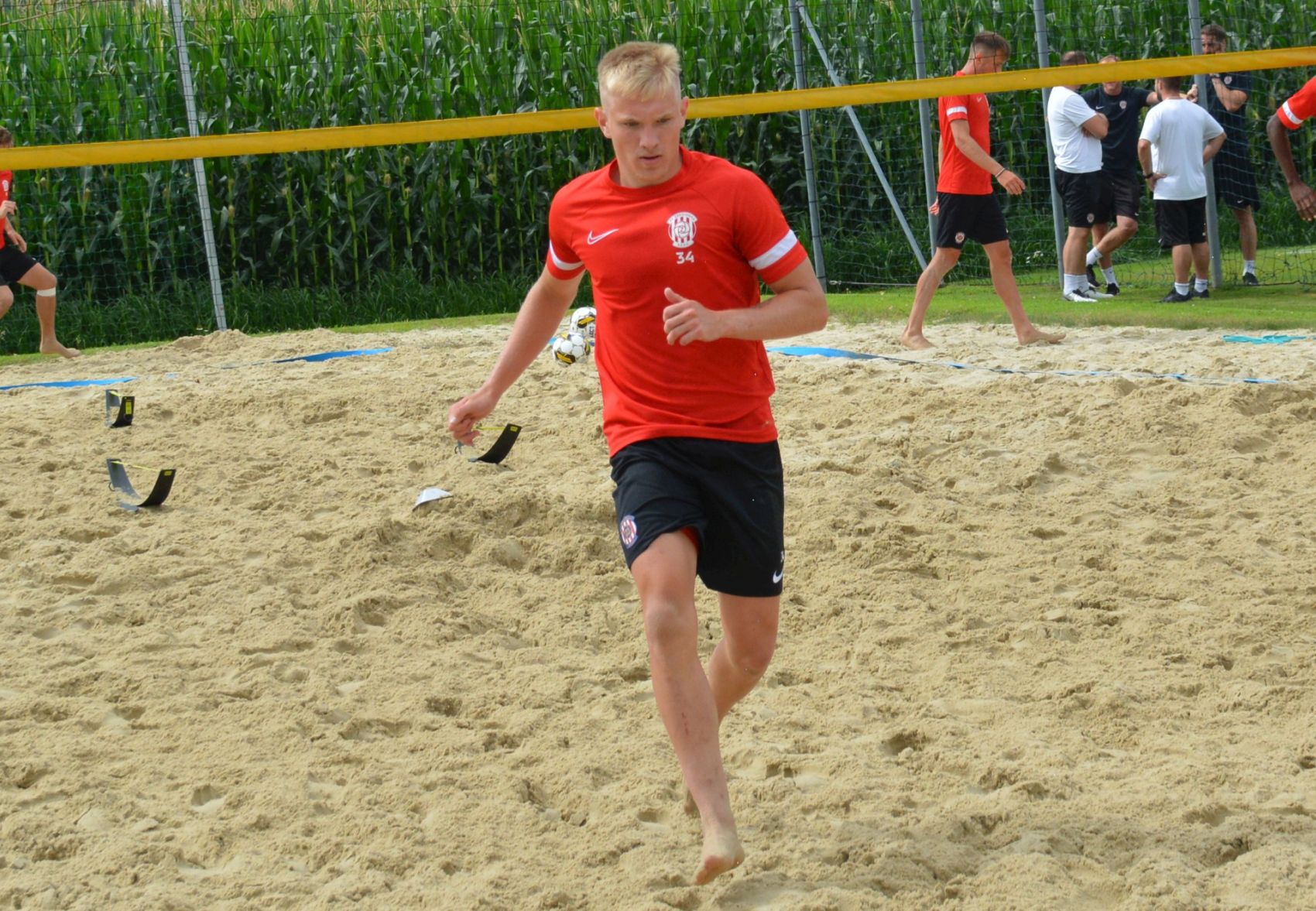 VIDEO: Sna��m se kluk�m pom�hat, usm�v� se tlumo�n�k Kohoutek