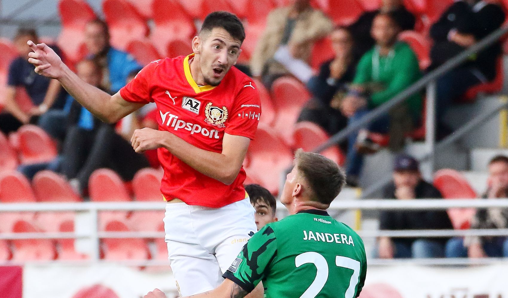 Luk� Endl p�estupuje do Karvin�