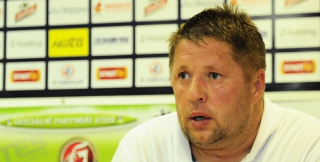 Mus�me hr�t zase poctiv� fotbal, uv�domuje si tren�r �uhel