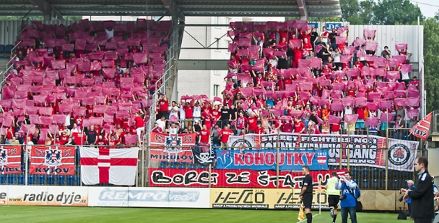 Liga je rozlosov�na, Zbrojovka za��n� v Jablonci