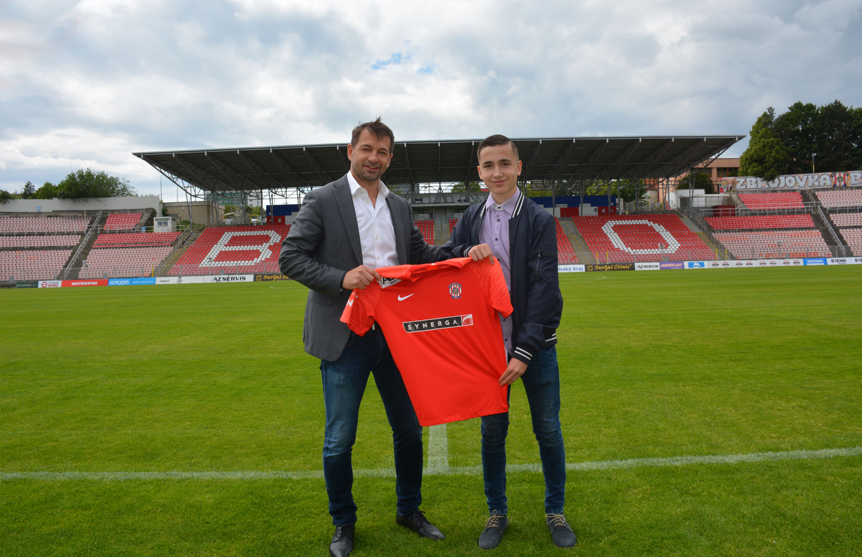 Profesion�ln� smlouvu ve Zbrojovce dnes podepsal patn�ctilet� Martin �ern�