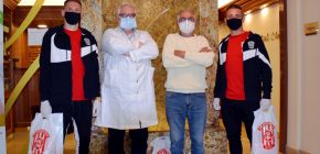 Zbrojov�ci darovali rou�ky a n�poje klinice SurGal