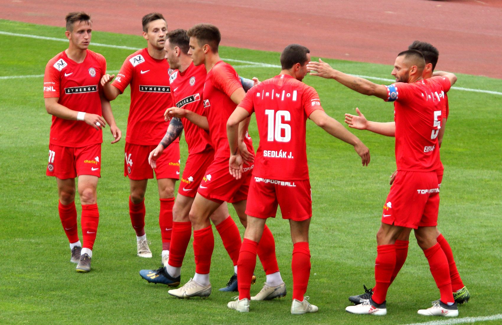 VIDEO: Sest�ih v�t�zn�ho utk�n� ve V�tkovic�ch