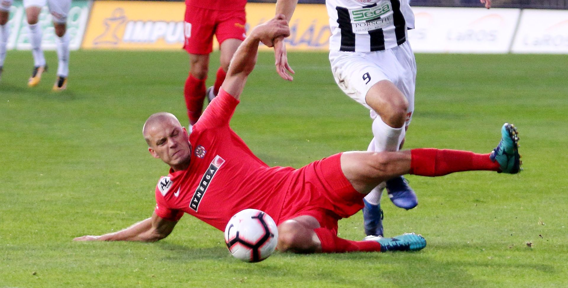 SOUHRN: Zbrojov�ci na hostov�n�