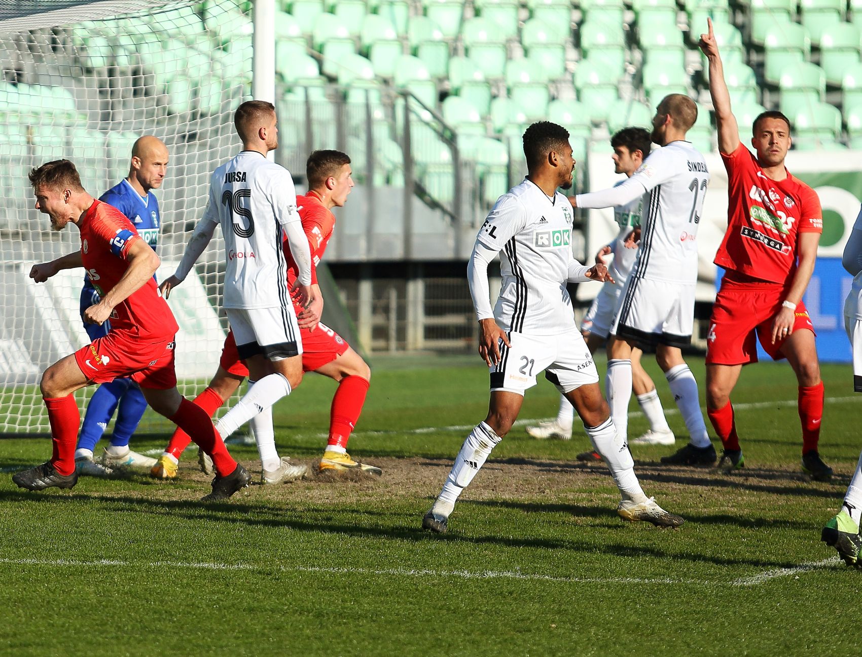 Bohu�el se n�m poda�ilo jen vyrovnat, mrzelo Pernicu