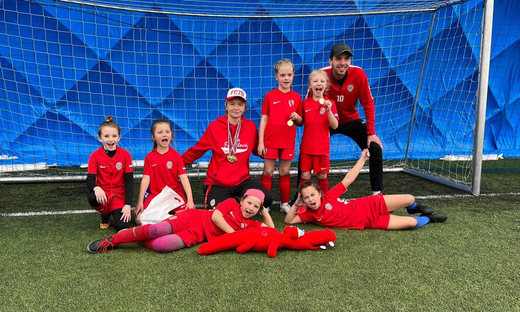 VIDEO: Premi�ra d�v��ho t�mu Zbrojovky!