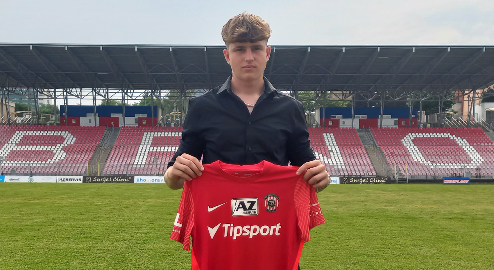 Svou prvn� smlouvu podepsal brank�� Kry�tof Kosteln�!